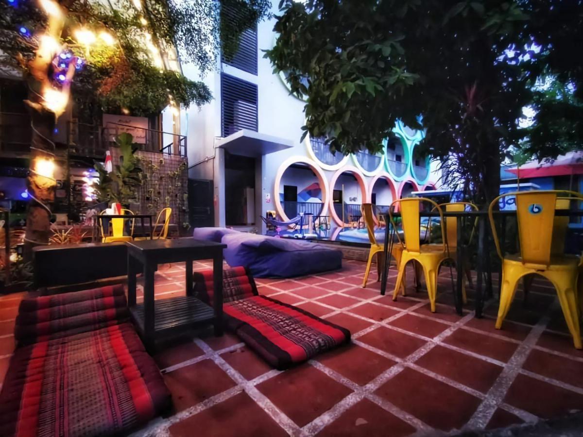 A Pousada Revolution Siem Reap Exterior foto